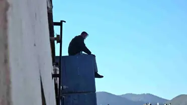 Sanatçının çatıdaki performansı