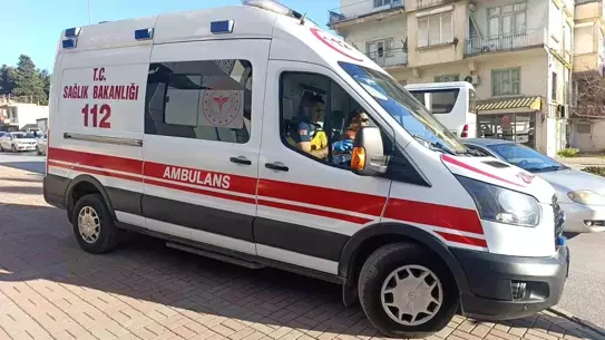 Kaza sonrası polis ekipleri ve ambulans