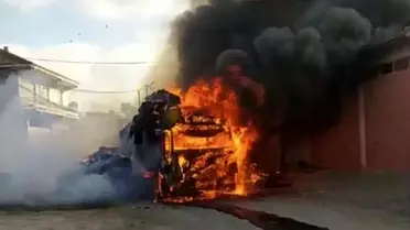 Yanmış tır ve saman enkazı