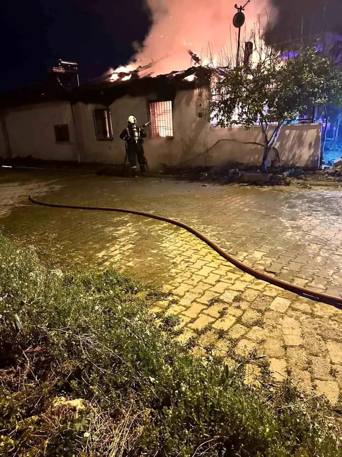 İncirliova’da Müstakil Ev Yangını: Tüm Ev Kullanılamaz Hale Geldi