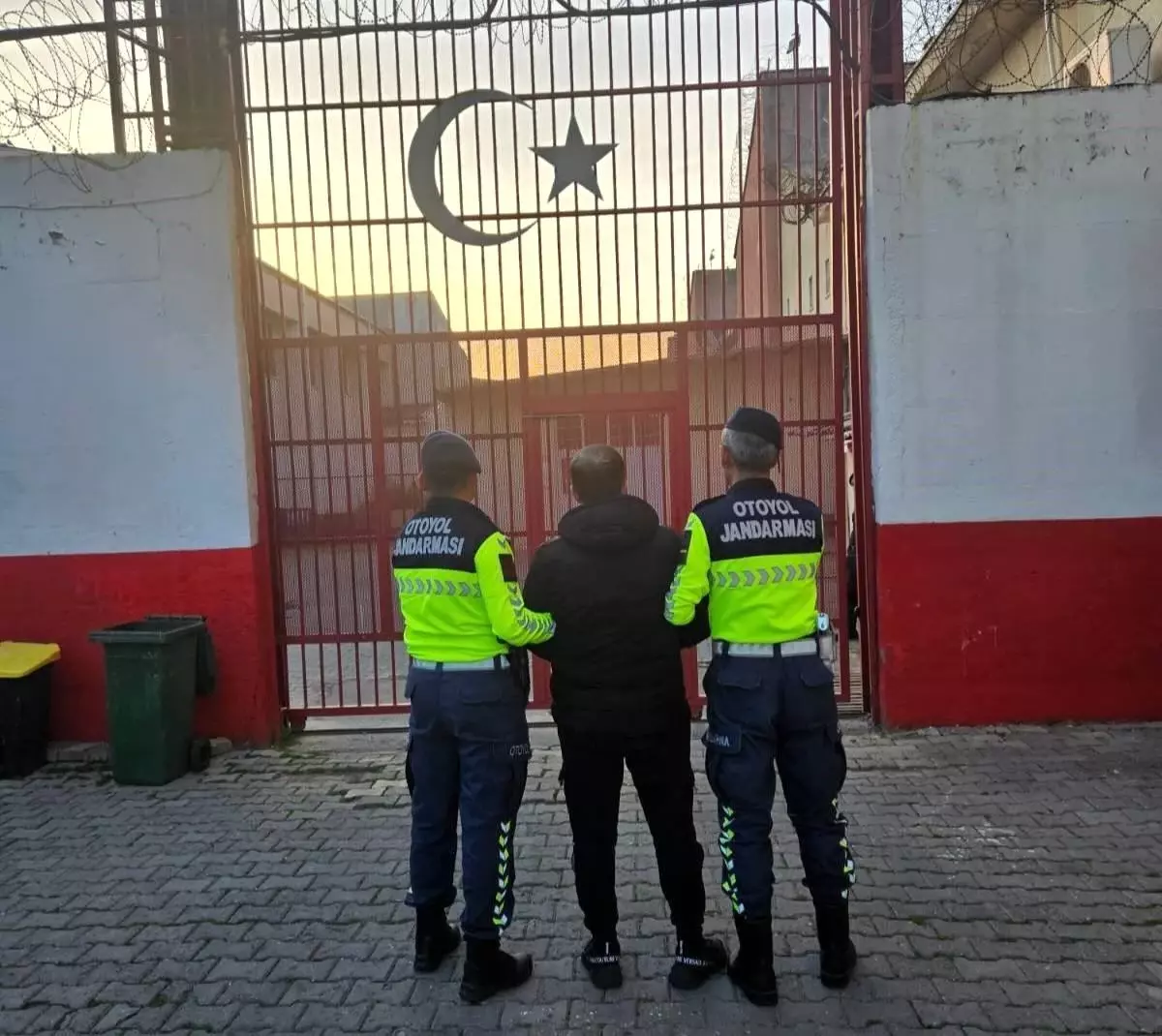 Aydın‑İzmir Otoyolu'nda Göçmen Kaçakçılığı Operasyonu: 12 Şüpheli Tutuklandı