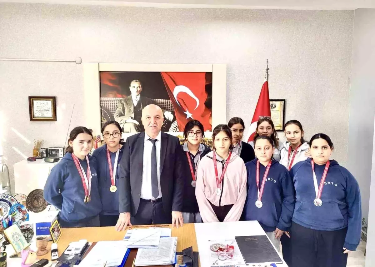Efeler'den Bilek Güreşi Zaferi: Şehit Rıfat Tunçbilek Ortaokulu Öğrencileri Finallere Hak Kazandı