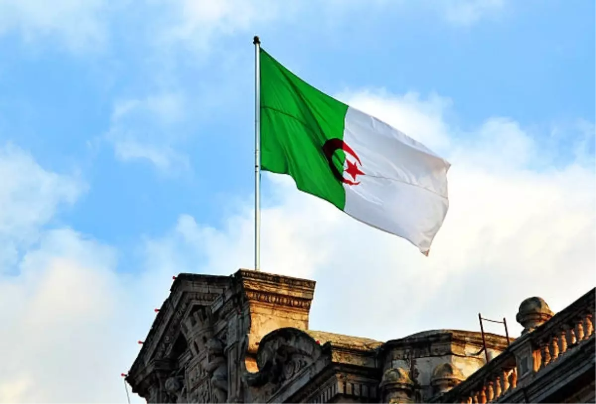 Cezayir'de Askeri Nakliye Uçağı Kaza Yaptı: 2 Ölü, 4 Yaralı