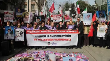 Eylemdeki kalabalık ve pankartlar