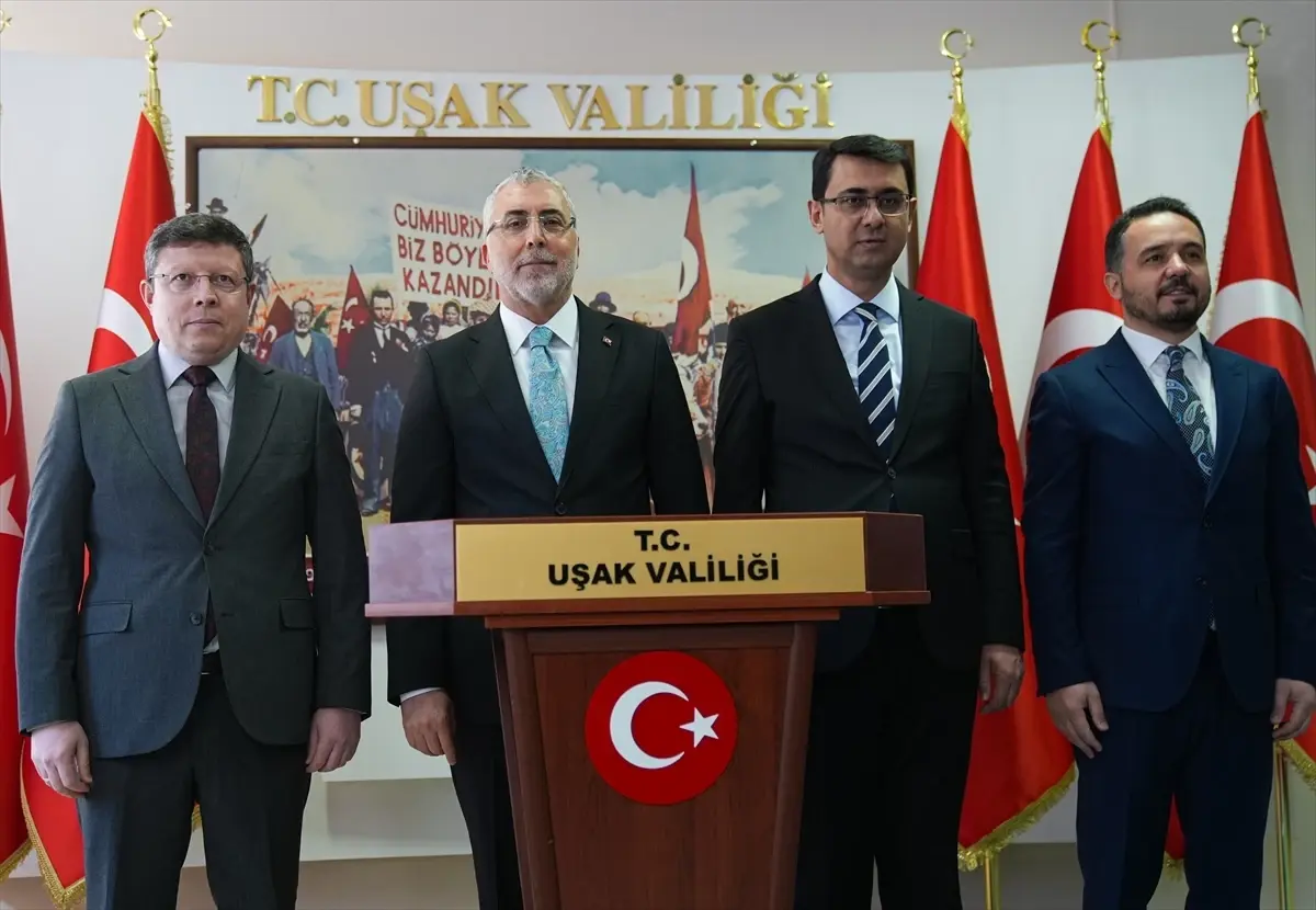 Uşak'ta Bakan Işıkhan'dan Savunma Sanayisi ve Ekonomi Üzerine Açıklamalar