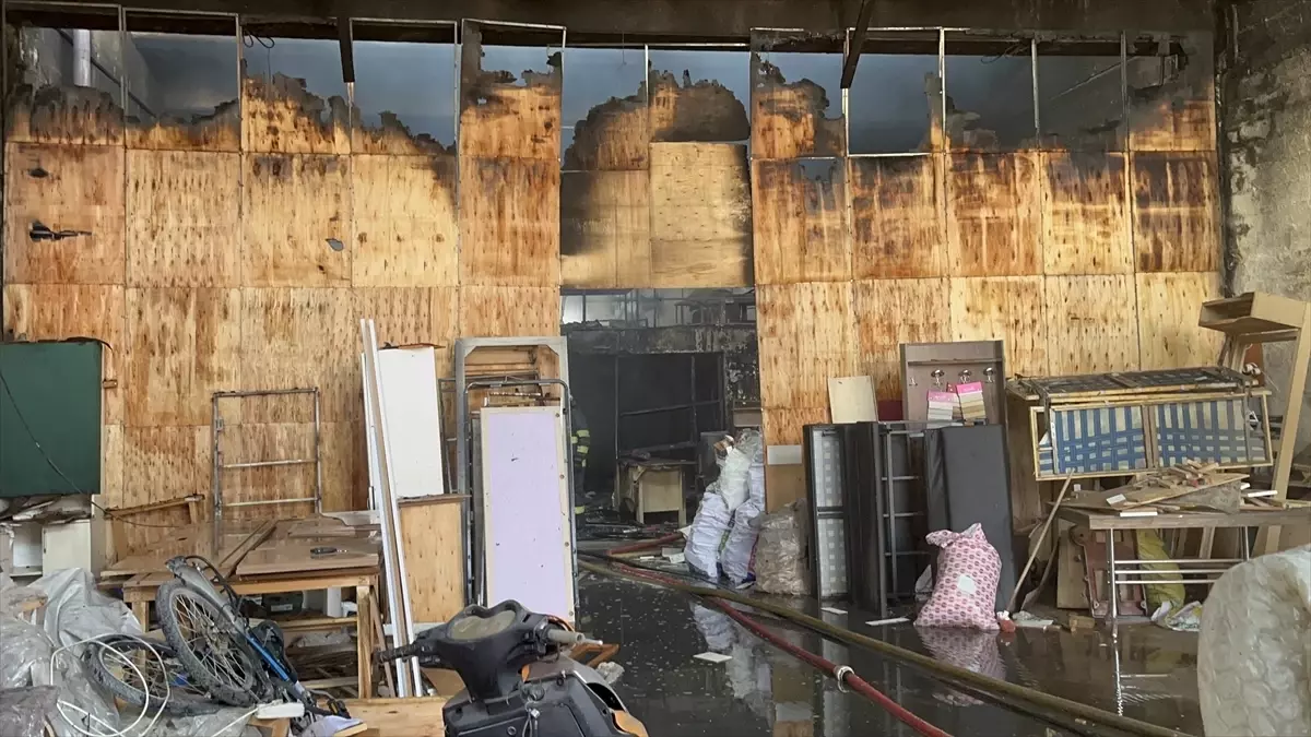 Eskişehir Tepebaşı'nda Mobilya Atölyesi Depo Yangını Kontrol Altına Alındı