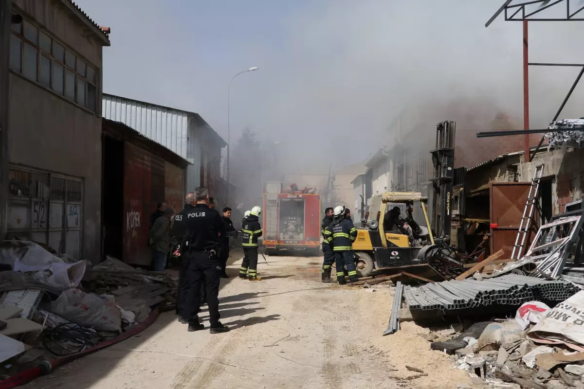 Eskişehir'de Mobilya Deposu Yangını Kontrol Altına Alındı