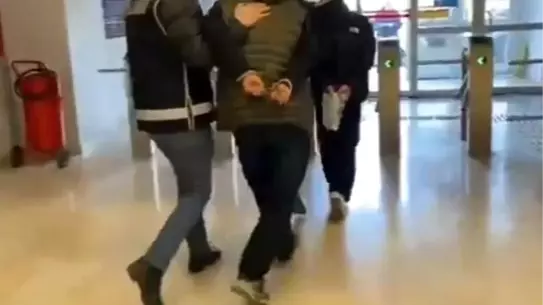 Gözaltına alınan şüphelilerin polis memurlarıyla fotoğrafı