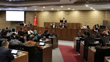 Meclis toplantısında konuşan belediye meclis üyeleri