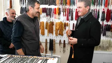 Vali Baruş esnafla sohbet ederken