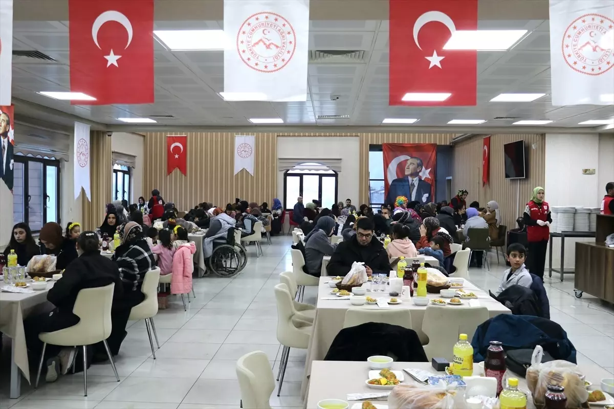 Ağrı Valisi Bozkurt, Dünya Yetimler Günü'nde Yetim Çocuklarla Birlikte İftar Açtı