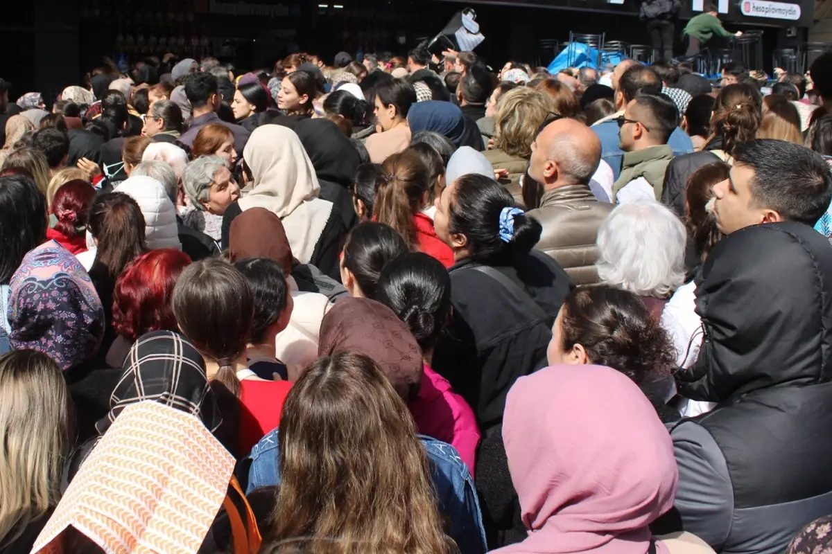 Aydın Efeler’de İndirim Çılgınlığı: Kalabalık İçeri Girdi, Çok Sayıda Yaralı Hastaneye Kaldırıldı