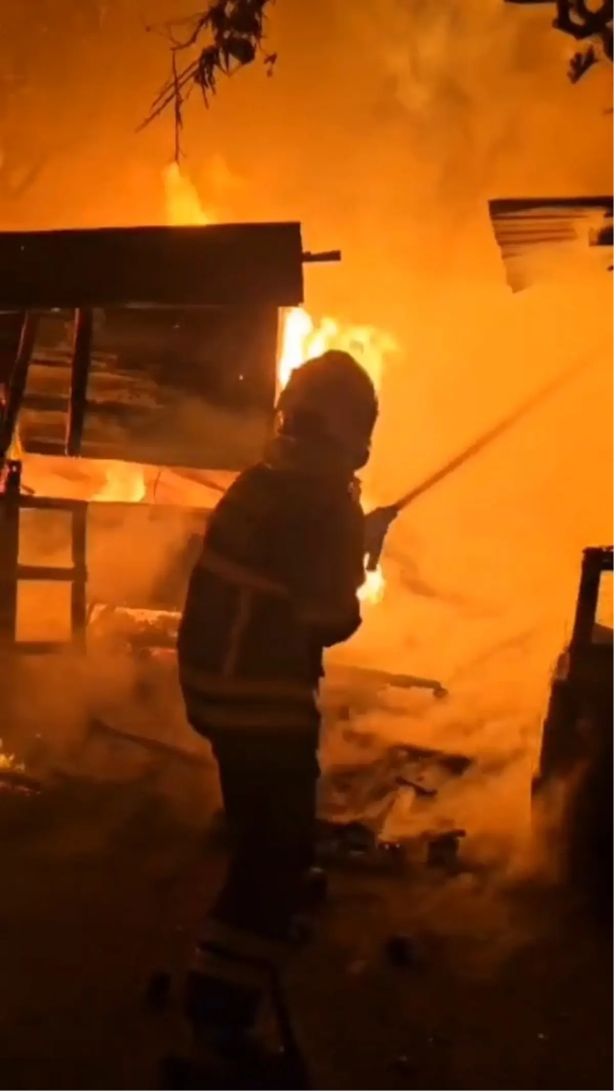 Adana’da Baraka Yangını: İtfaiye Hızlı Müdahale ile Alevler Kontrol Altına Alındı