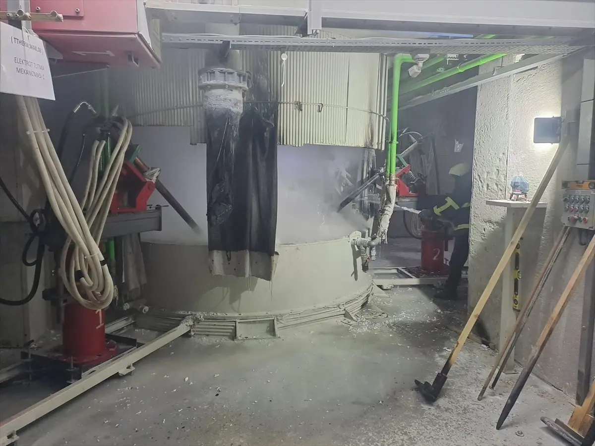 Bozüyük'te Cam Elyafı Fabrikasında Patlama: 2 Kişi Yaralandı