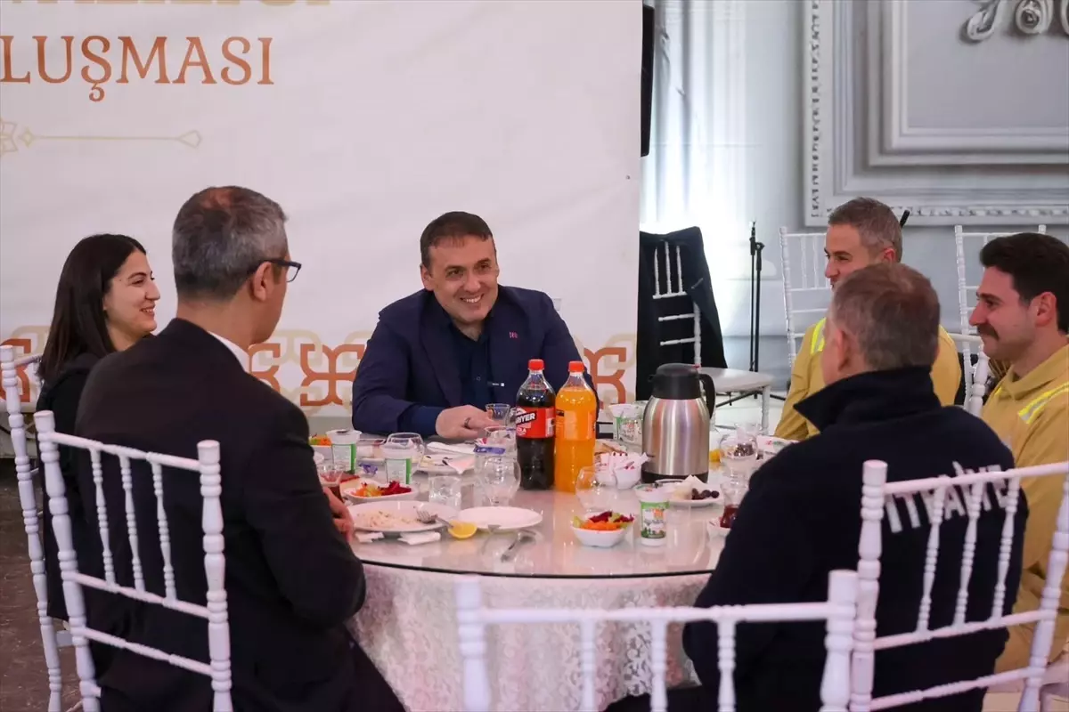 Bilecik Valisi Faik Oktay Sözer, Orman ve Afet Personeliyle Ramazan İftarını Birlikte Kutladı