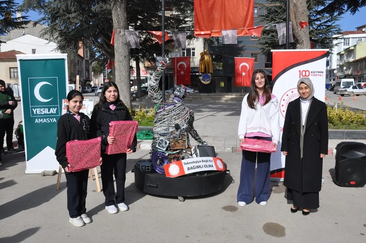Atık Elektronik Parçalarla Dijital Bağımlılığa Dikkat Çeken “Dijital Ucube” Heykeli Amasya’da Sergileniyor