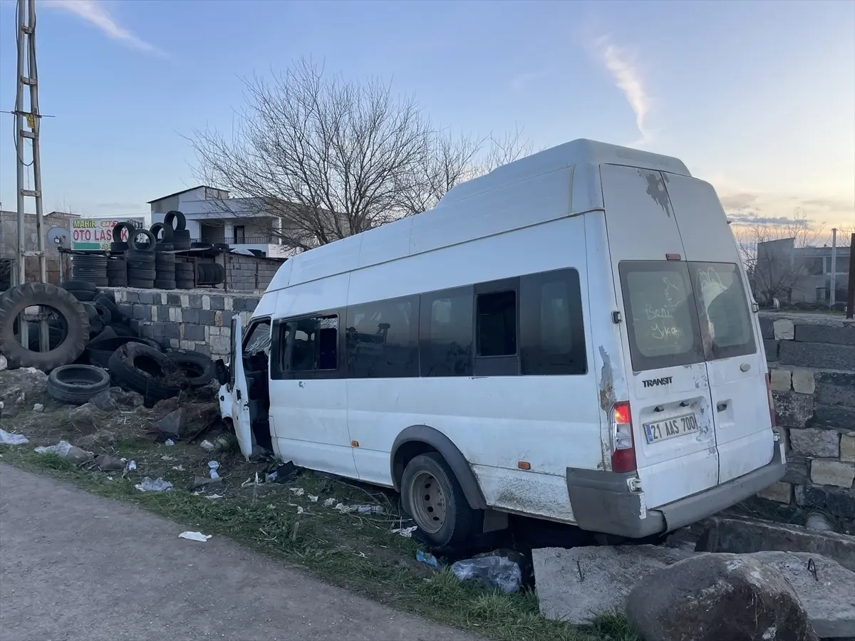 Diyarbakır’da Servis Minibüsü Bahçe Duvarına Çarptı: 10 Kişi Yaralandı