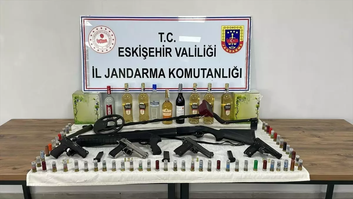 Odunpazarı'nda Kaçak Alkol ve Silah Operasyonu