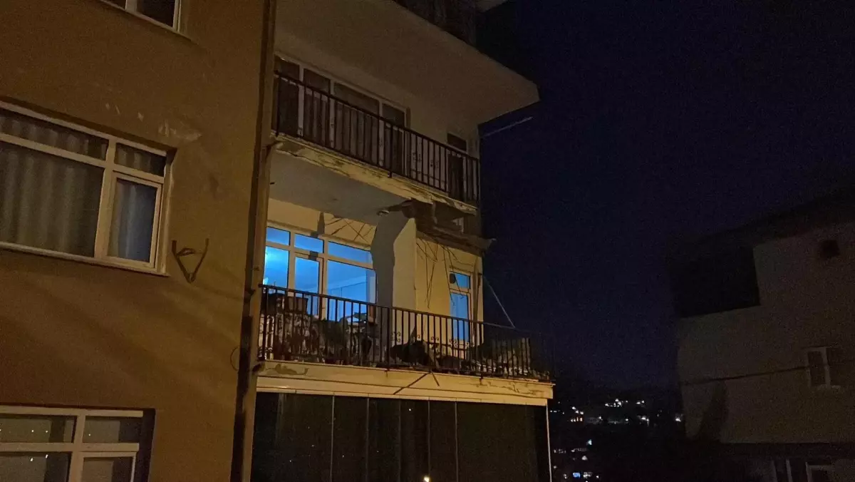 Üsküdar’da Balkon Çökmüş, Binanın 3. Katı Tahliye Edildi