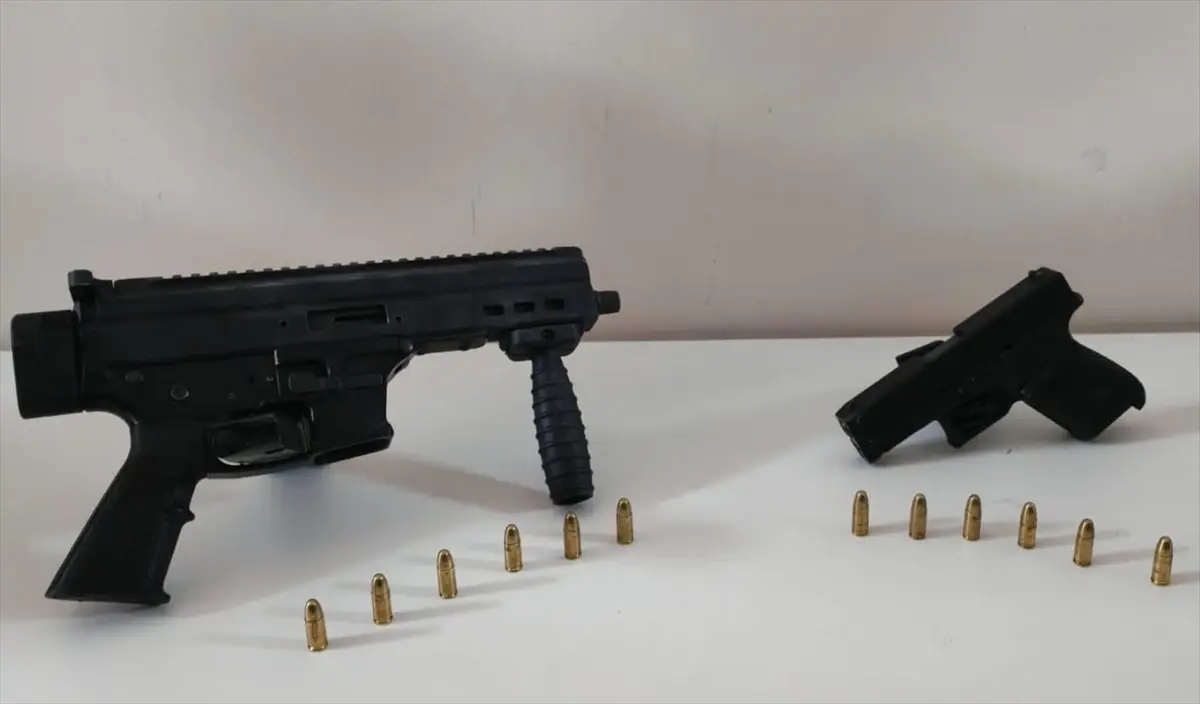 İzmir'de Polis Kılığına Giren Şüphelilerden İki Tutuklandı