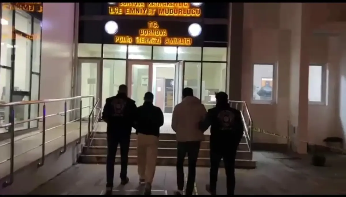 İzmir'de Polis Kılığına Giren Şahıslar 2 Kişiyi Yaraladı ve 550 Bin Lira Gasp Etti