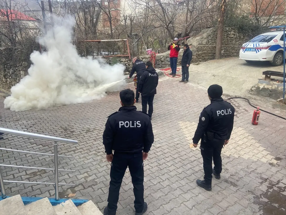 Elazığ Keban’da Emniyet ve İtfaiye Ekipleri Yangın Tatbikatı Gerçekleştirdi