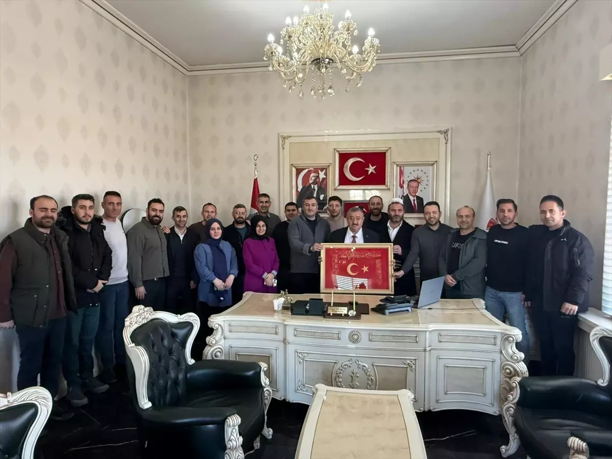 Kelkit’te Ünal Yılmaz’ın Doğum Günü Coşkusu: Belediye Meydanında Sürpriz Kutlama