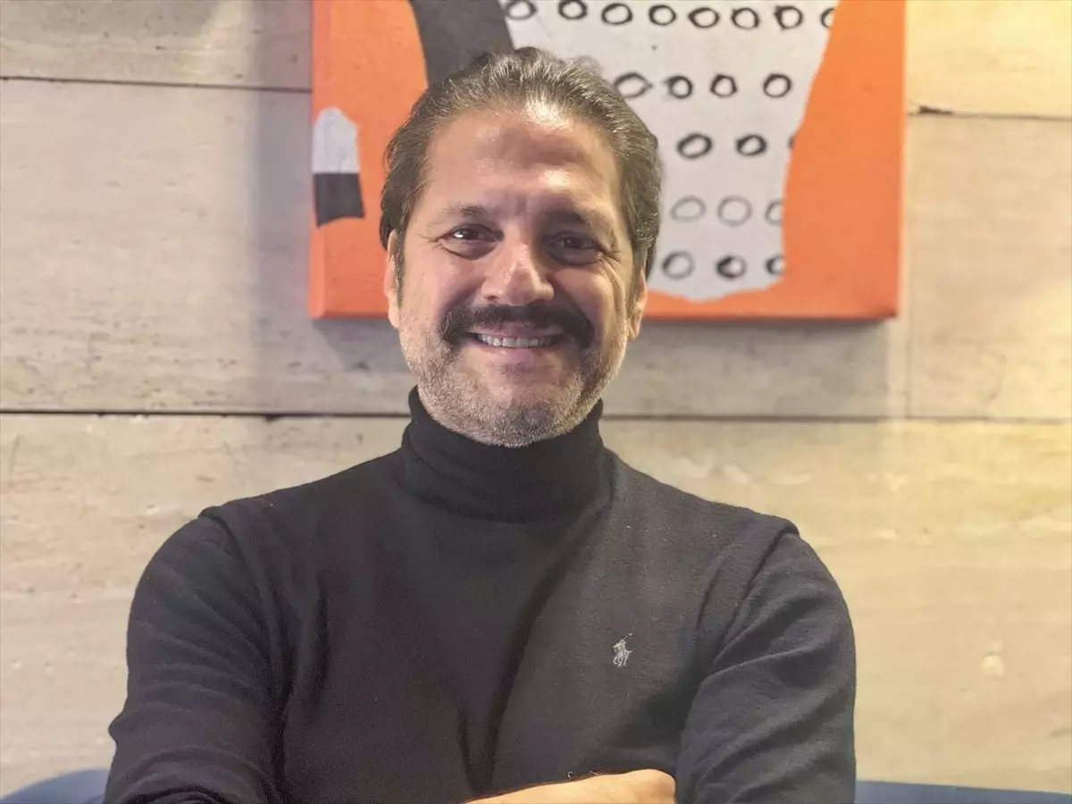 Ragıp Savaş’ın “Anne Kafamda Bir Var” Oyunu ile Tarık Akan’a Duyulan Saygı Yeniden Sahneye Çıktı