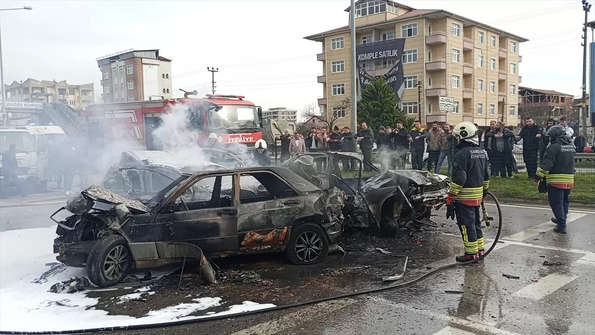 Samsun’da 6 Araç Çarpıştı: 3 Yaralı ve 3 Araç Kullanılamaz Hale Geldi
