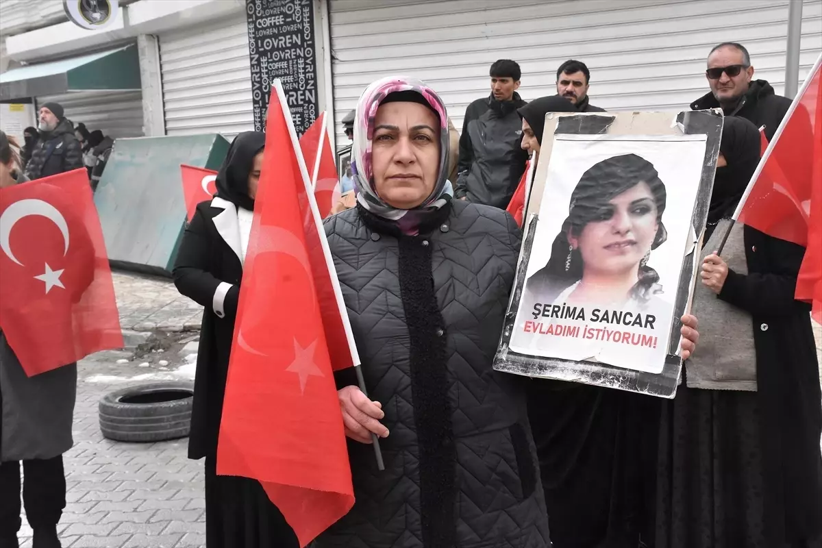 Van’da Evlat Nöbeti: Aileler DEM Parti Önünde Sessiz Savaşını Sürdürüyor