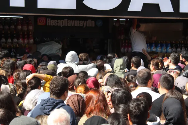 Kalabalık içinde zorlanan vatandaşlar