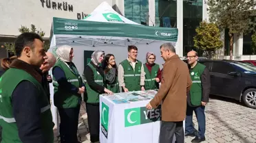 Etkinlikte Yeşilay gönüllüleri konuşma yapıyor