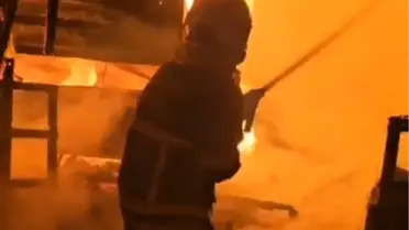 İtfaiye ekiplerinin yangına müdahalesi