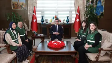 Vali Karakaya ve Yeşilay temsilcileri etkinlikte