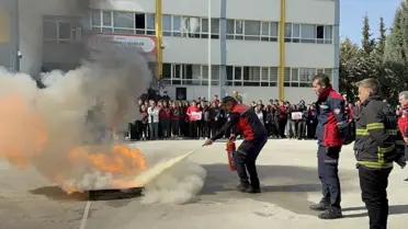 Deprem tatbikatı sırasında öğrenciler siren sesiyle tahliye edildi