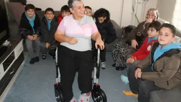 Engelli çocuğa hediye edilen akülü araç