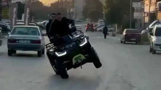 ATV ile drift yapan sürücü