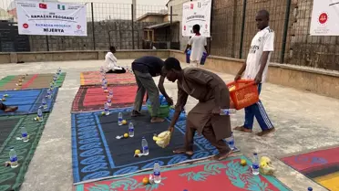 Ramazan iftarı verilen kişilerin fotoğrafı