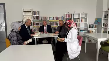 Kütüphaneye yeni gelen kitaplar arasında bir grup öğrenci