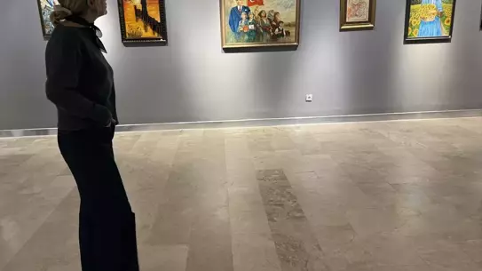 Sergiden bir tablo, kadın figürü ve doğa teması