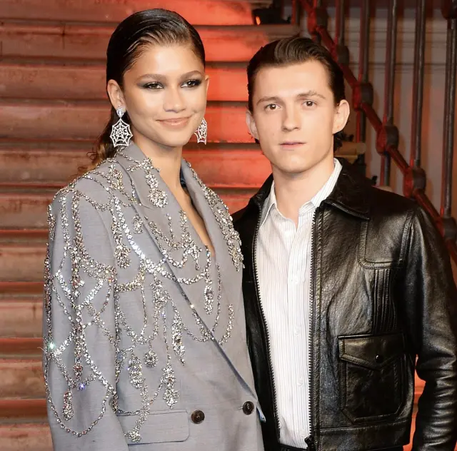 Tom Holland ve Zendaya birlikte yürürken