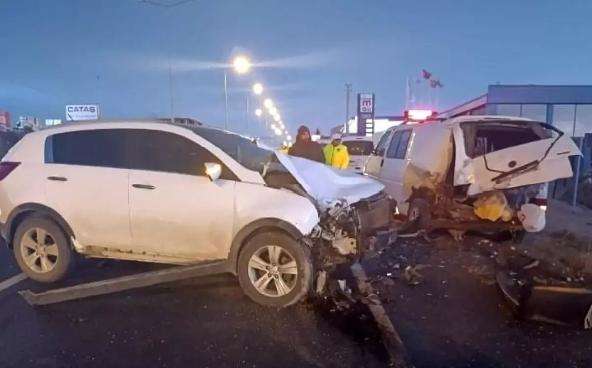 Bafra’da Otomobil ve Minibüs Çarpıştı: 1 Yaralı