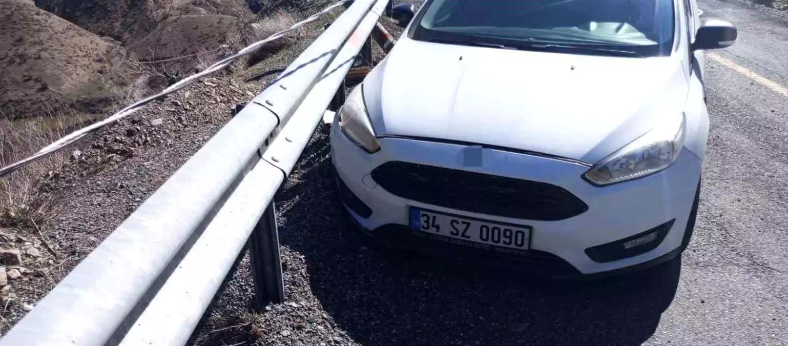 Diyarbakır Çüngüş'te Kontrolden Çıkan Araç Bariyerlere Çarptı, Maddi Hasar Oluştu