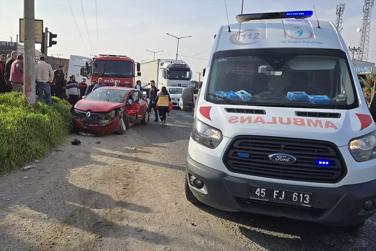 Manisa'nın Turgutlu İlçesinde İki Araç Çarpıştı: 3 Yaralı
