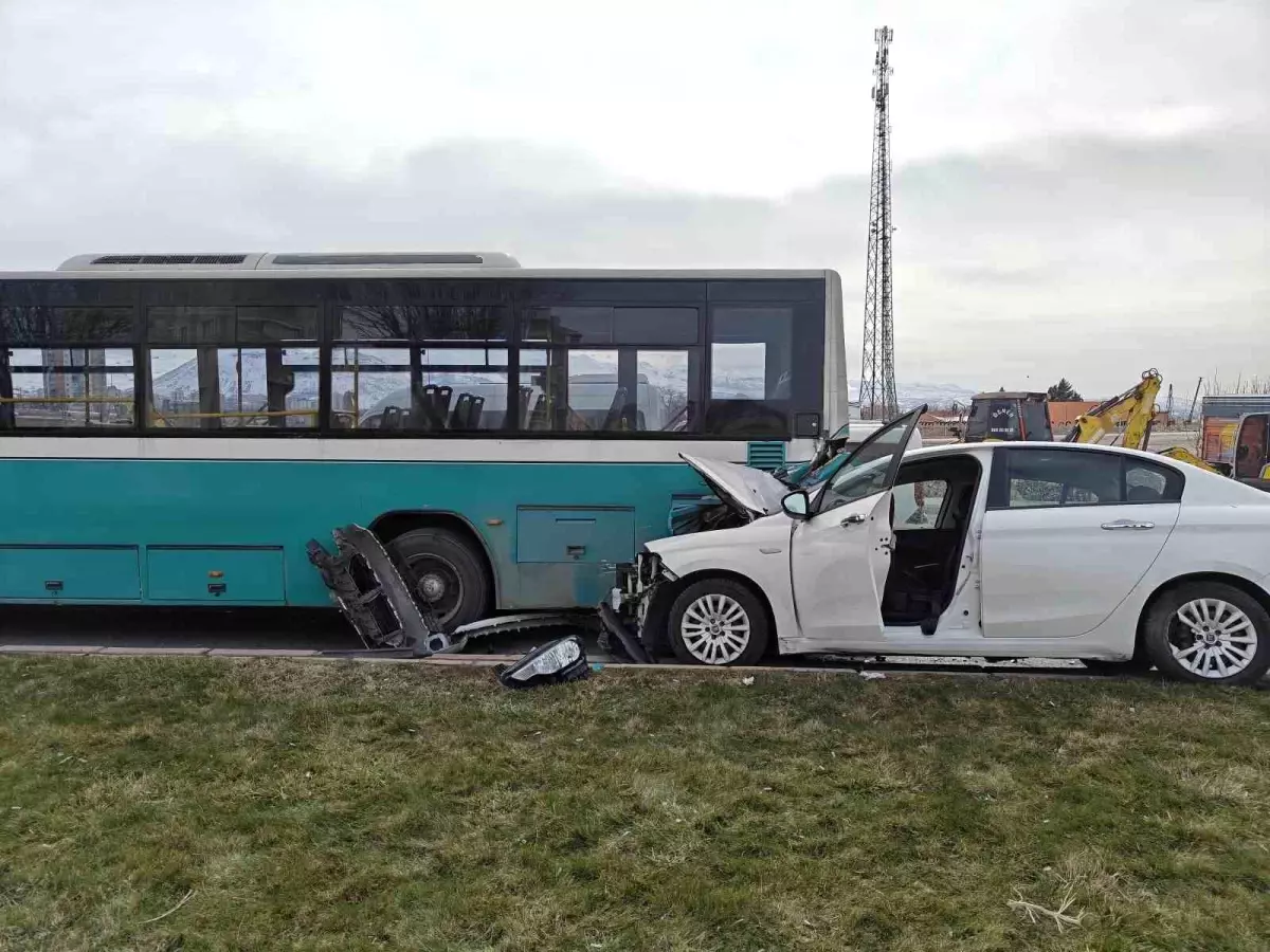 Kayseri Melikgazi'de Otomobil Halk Otobüsüne Çarptı: Maddi Hasar Oluştu
