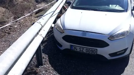 Diyarbakır Çüngüş'te Kontrolden Çıkan Araç Bariyerlere Çarptı, Maddi Hasar Oluştu