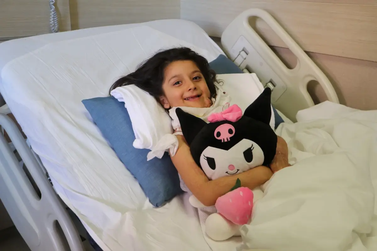 Mersin'de Çene Boyna Yapışma Sorunu Gülşah'ın Başarılı Ameliyatı ile Sonlandı