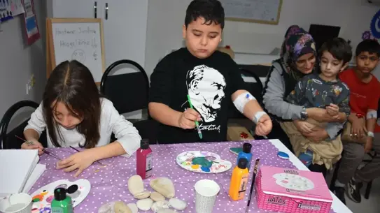 Etkinlikte çocukların katıldığı oyun köşesi