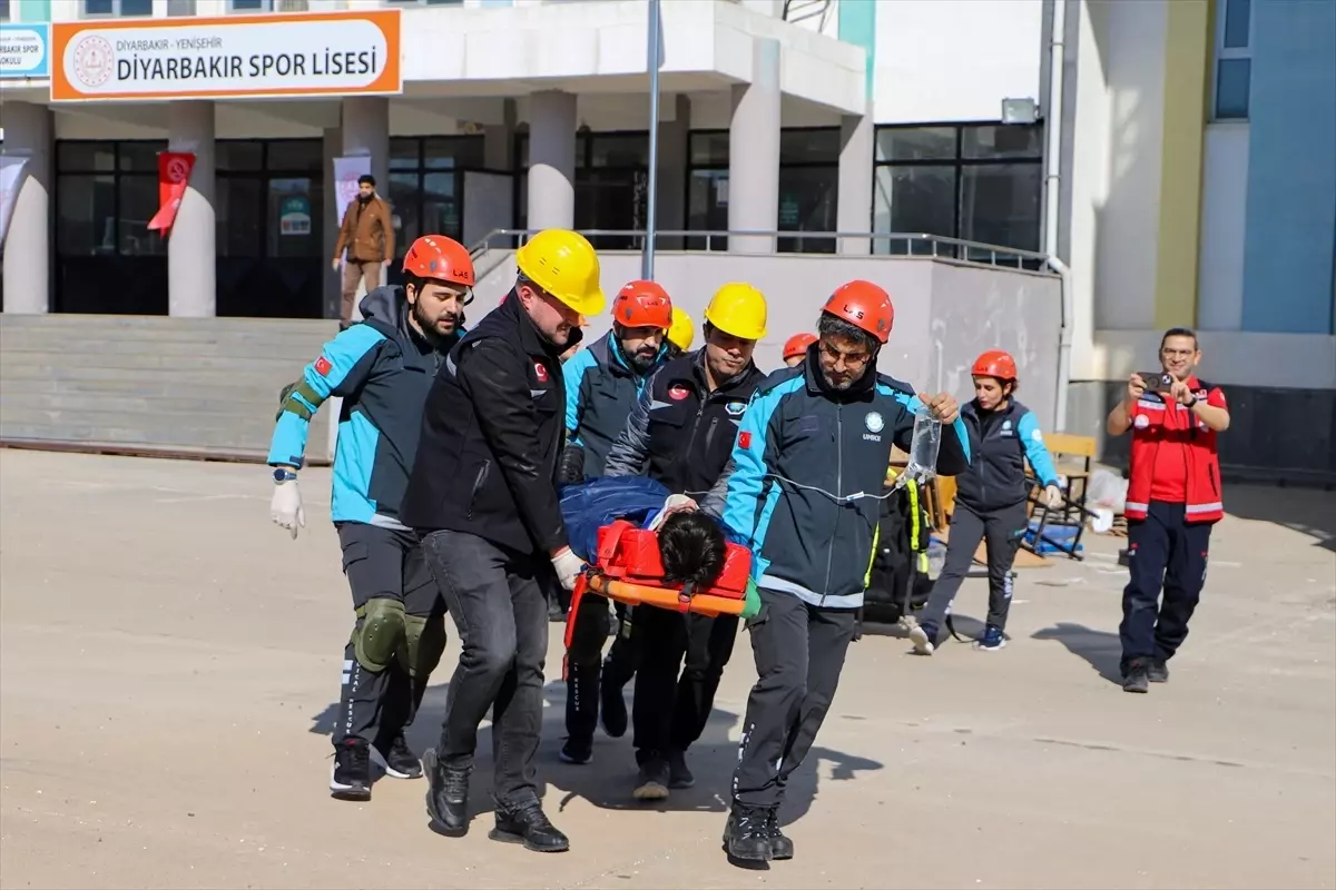 Diyarbakır’da 355 Öğrenciyle Gerçekleştirilen Deprem Tatbikatı Afet Bilincini Güçlendirdi