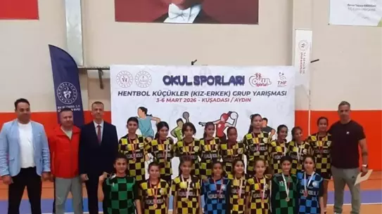 Neşetiye Ortaokulu kız hentbol takımı maç öncesi hazır durumda
